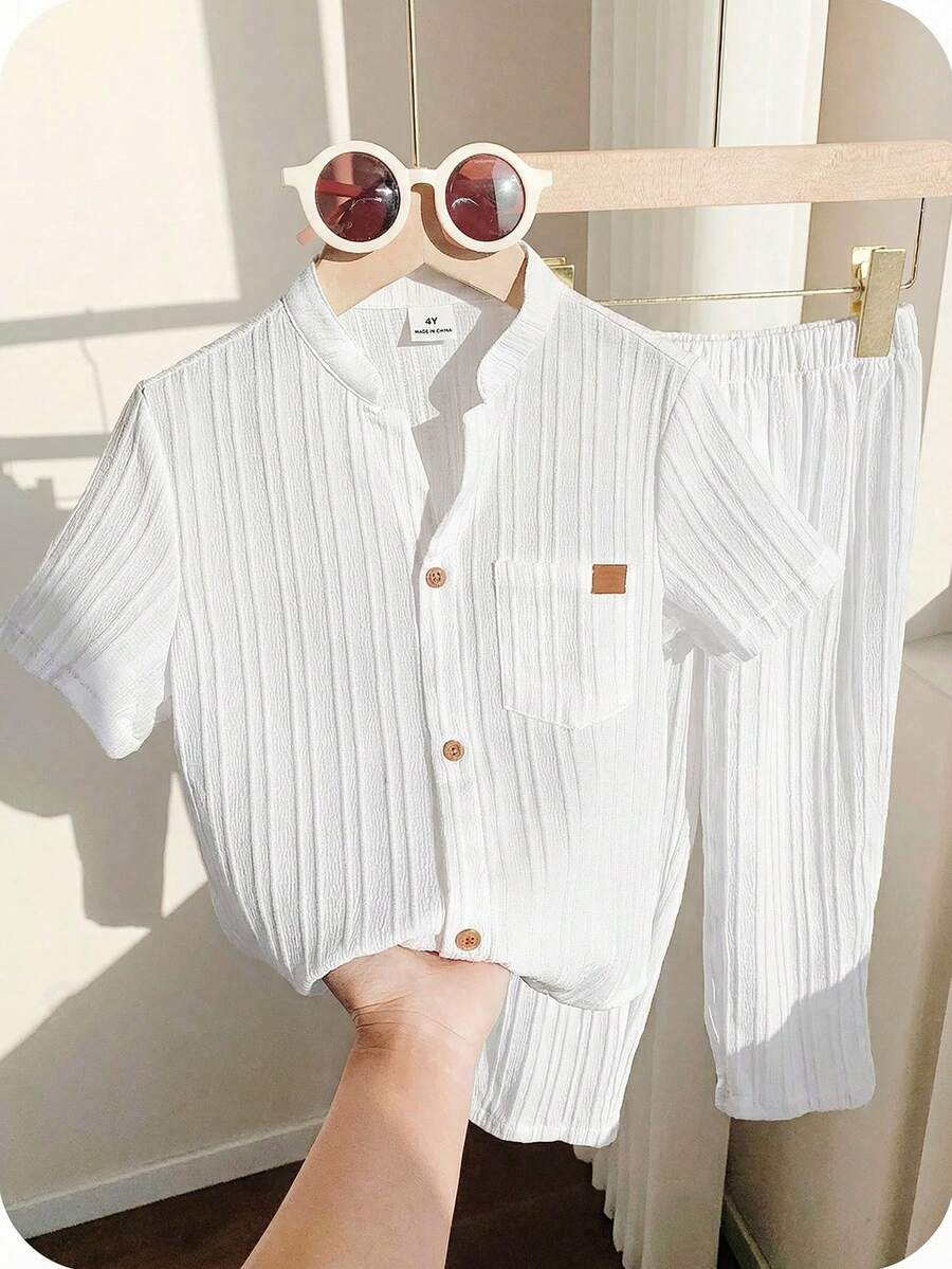 SHEIN 男童休闲运动套装,包含一件立领衬衫和一条裤子,采用纹理面料,适合儿童穿着,是返校季的理想选择。套装也适合生日派对、晚宴、演出、婚礼、洗礼、开幕式等场合,日常穿着舒适,适合上学、旅行、运动,尤其适合春夏季节。 - 彩色 - 查看 1