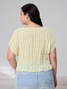 Solflare Áo kiểu voan dáng suông mới mùa Xuân/Hè, thích hợp cho các buổi đi chơi, mặc thường ngày, dự tiệc, lễ hội âm nhạc, đi học, lễ tốt nghiệp, kỳ nghỉ, thời trang đường phố, mặc ở nhà, đi mua sắm, dạo phố, nhiều dịp khác nhau. Chất liệu voan mềm mại, lãng mạn, vạt áo xếp ly bất đối xứng, tay áo ôm sát, màu vàng nhạt, cỡ lớn. - Màu vàng - Xem 2