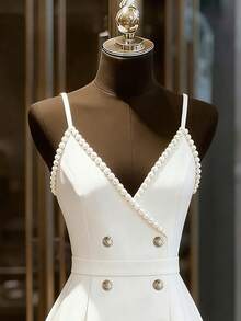 Ellegaria. 白色缎面珍珠装饰吊带V领连衣裙，双排扣腰部褶裥A字迷你裙，优雅派对鸡尾酒礼服，修身吊带连衣裙，法式别致光泽设计小众正式礼服 - 白色 - 查看 6