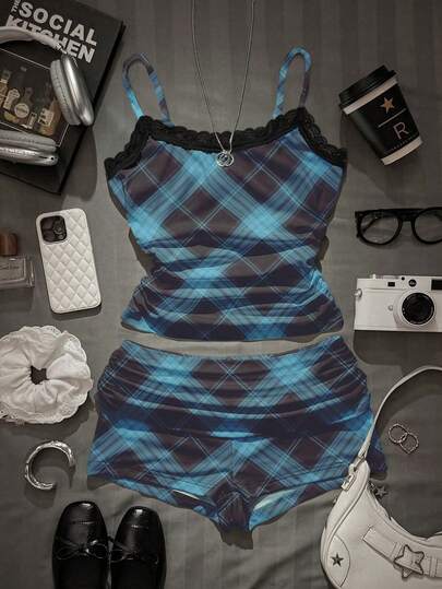 Attitoon 休闲简约学院风格子印花黑色蕾丝吊带背心和褶皱短裤两件套，适合夏季穿着