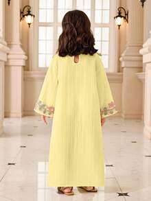 SHEIN Vestido con cuello en V, tela texturizada y volantes de colores para niñas, adecuado para la moda del Ramadán - Amarillo - Ver 2