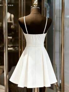 Ellegaria. 白色缎面珍珠装饰吊带V领连衣裙，双排扣腰部褶裥A字迷你裙，优雅派对鸡尾酒礼服，修身吊带连衣裙，法式别致光泽设计小众正式礼服 - 白色 - 查看 2