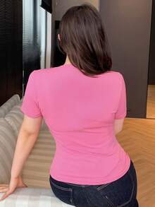 Dazy Plus Camiseta corta de manga corta con cremallera media ajustada y sólida de color rojo rosa sexy - Rosa Fucsia - Ver 2