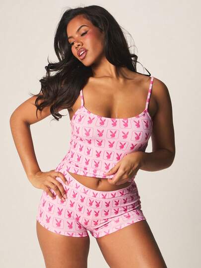Missguided x Playboy Conjunto de pijama de duas peças com estampa de coelhinho, composto por regata e shorts justos.