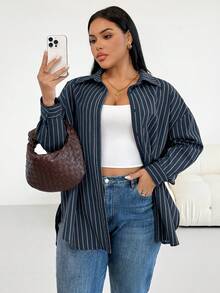 SHEIN Essnce Áo sơ mi nữ cỡ lớn thời trang thu đông, dáng rộng thoải mái, đa năng, tôn dáng, màu nâu kẻ sọc, cài nút, kiểu dáng đơn giản, thích hợp mặc hàng ngày và mặc đi làm. - Màu xanh hải quân - Xem 2