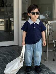 SHEIN Playful Pals Bộ áo polo tay ngắn và quần jean cho bé, áo polo màu xanh navy cổ sọc cài cúc trắng, quần jean màu xanh nhạt, trang phục thường ngày thoải mái, thiết kế đơn giản nhưng vui tươi thể hiện sự năng động và sức sống của trẻ. - Hải quân - Xem 3