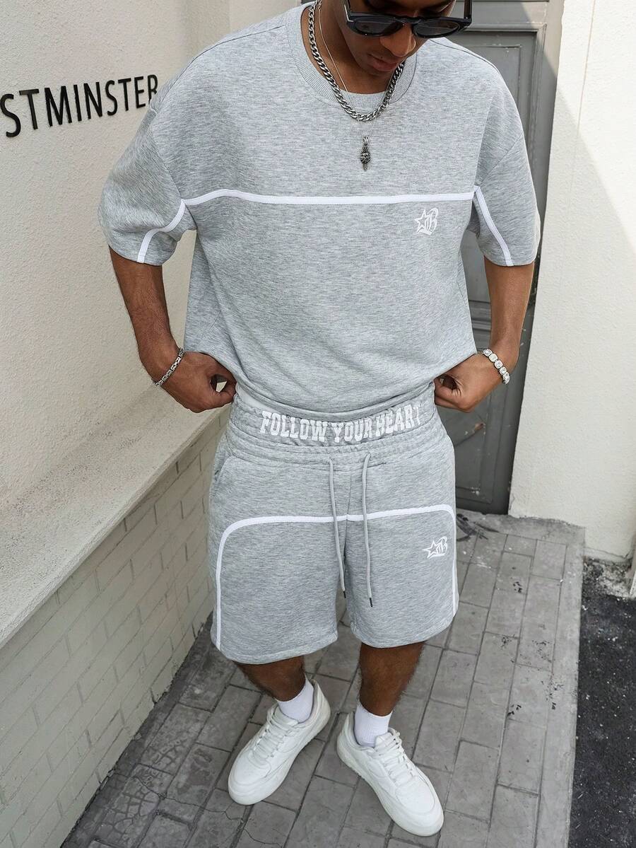 PAVTROS Estilo callejero juvenil, diseño de cinta, conjunto de camiseta gris para hombres con estampado de letras góticas - Gris - Ver 1