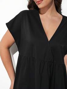 Maija Đầm cỡ lớn màu đen cổ chữ V, dáng rộng thoải mái. - màu đen - Xem 7