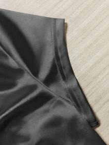 Franclia 纯色修身V领优雅褶皱短袖夏季黑色缎面女式衬衫，适合节日派对外出穿着，假日休闲衬衫 - 黑色 - 查看 4