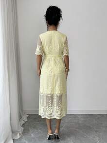 Rafferiza Robe élégante à col en V, manches courtes, en tissu brodé à maille en forme de X. Robe d'été gracieuse, robe jaune, robe jaune pour le Nouvel An - Jaune d'oie - Voir 2