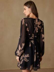 Revavyn 优雅女士雪纺V领褶皱腰部喇叭下摆短连衣裙，简约奢华浪漫印花 - 黑色 - 查看 6