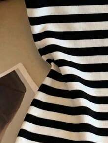 Franclia Women's Elegant V-Neck Sleeveless Striped Contrast Color Knit Top, Suitable For Commuting, Spring/Summer - Black and White - View 4