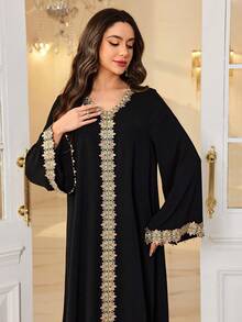 Al Najma 女士优雅黑色阿拉伯连衣裙，饰以金线刺绣和亮片 - 黑色 - 查看 1