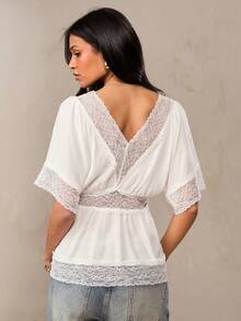 SHEIN BAE 白色优雅甜美蕾丝拼接飘逸荷叶袖V领衬衫，适合休闲、度假、返校、白色等多种场合，也适合伊比沙岛、意大利度假、沙滩穿着。 - 白色 - 查看 2
