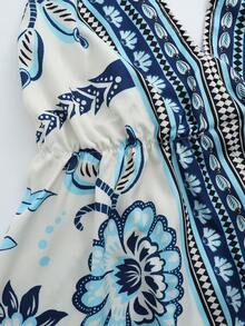 Franclia 波西米亚风蓝白印花露背吊带长裙，深V腰部荷叶边下摆，适合度假和约会，优雅百搭。垂坠感面料，凸显身材曲线。精致的露背设计，深V腰部，蓝白印花长裙，波西米亚风夏季连衣裙，女士波西米亚风服装，蓝白连衣裙，女士度假连衣裙，夏季沙滩连衣裙，波西米亚风女装 - 藍白色 - 查看 4