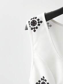 GlowEve Bộ jumpsuit không tay họa tiết hình học với phần eo thắt gọn và quần short viền ren, phù hợp cho hẹn hò, đi làm, phong cách ngọt ngào và cá tính, tươi trẻ và năng động. - Đen và trắng - Xem 4