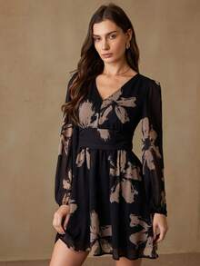 Revavyn 优雅女士雪纺V领褶皱腰部喇叭下摆短连衣裙，简约奢华浪漫印花 - 黑色 - 查看 5