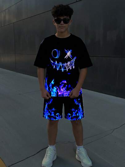 SHEIN 2 ชิ้น ชุดเสื้อยืดคอกลมแขนสั้นพิมพ์ลายใส่สบายลำลองสำหรับเด็กผู้ชาย/วัยรุ่น และชุดถักกางเกงขาสั้น