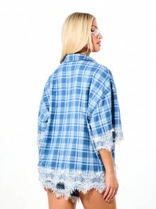 SUMWON WOMEN Áo sơ mi kẻ caro dáng rộng cài cúc với chi tiết ren tinh tế, tay ngắn, kiểu dáng thường ngày. - Màu xanh lam - Xem 2