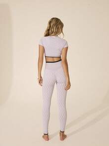 Aralina 波浪提花短款T恤无缝打底裤套装 - 彩色 - 查看 2