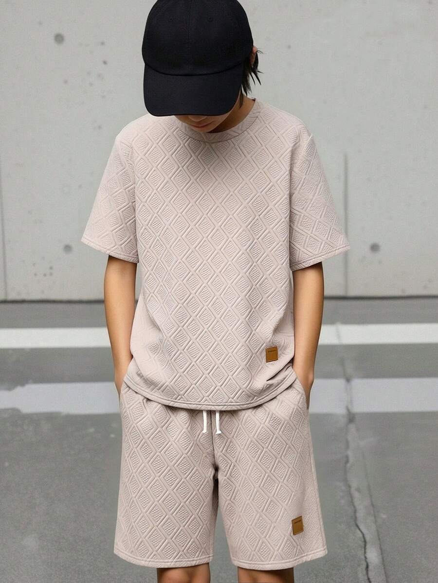 SHEIN 青少年男童卡其色纹理面料皮革贴片装饰圆领短袖T恤短裤套装，休闲舒适时尚简约百搭柔软面料，适合日常穿着、上学、旅行、户外运动
