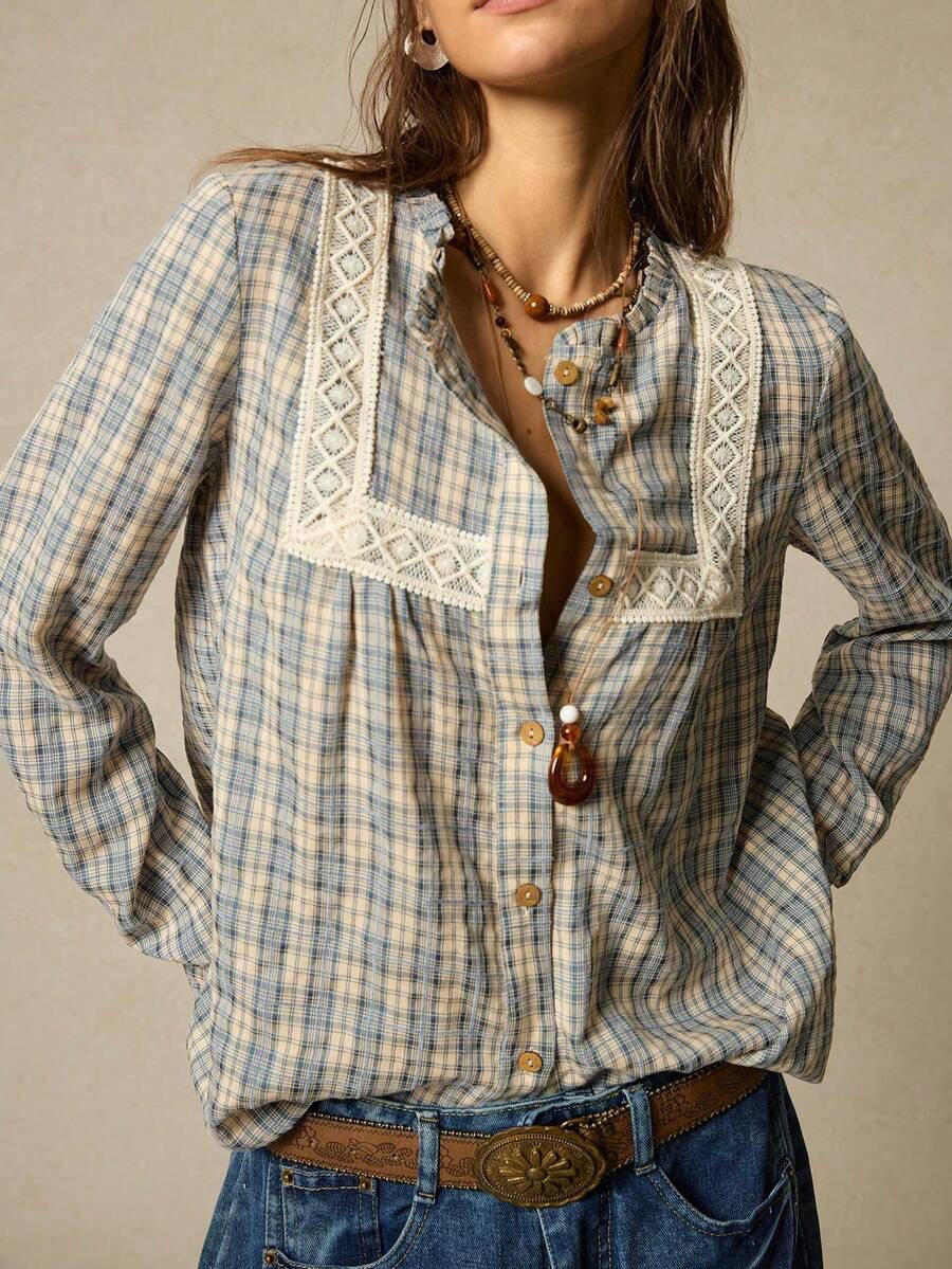 SoleilVie 女士秋冬复古波西米亚格子系带长袖衬衫，饰有精美钩编装饰和木质纽扣，采用蓝杏色格子面料，适合四季日常穿着。产品特点包括：女士复古格子衬衫、系带波西米亚衬衫、木质纽扣宽松长袖衬衫、森林风温柔衬衫、秋冬百搭休闲格子衬衫。 - 藍色 - 查看 1