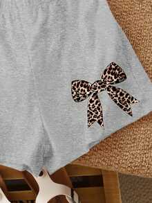 Bộ đồ đôi áo tay ngắn và quần short tối giản phong cách vintage dành cho bé gái tuổi teen, thích hợp cho mùa hè, với họa tiết nơ cổ và da báo. - Màu Xám nhạt - Xem 3