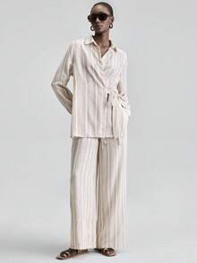 Ontre 2026春夏新款女士两件套：条纹印花长袖衬衫，侧开衩设计，搭配弹力腰直筒裤。现代优雅的婚礼宾客装扮，简约浪漫的法式奢华感，都市时尚的商务休闲办公装，低调奢华的气质，高品质的机场/邮轮旅行装，中东活动必备，四季皆宜，婚礼系列女士两件套。 - 彩色 - 查看 4
