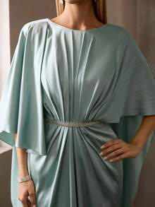 MOTF Soiréza Đầm dạ hội satin thanh lịch dành cho nữ, phần thân trên xếp ly, thắt lưng mảnh, tay áo rộng kiểu áo choàng và đuôi váy dài chạm sàn, lý tưởng cho các bữa tiệc sang trọng, đám cưới, lễ kỷ niệm và tiệc chiêu đãi trang trọng. - màu xanh lá - Xem 3