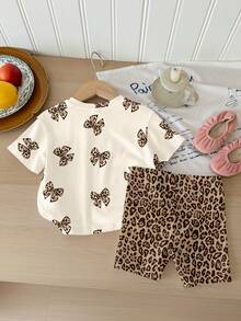 SHEIN Bộ đồ 2 mảnh cho bé gái kiểu dáng tối giản, in họa tiết da báo và nơ, gồm áo thun cổ tròn tay ngắn dáng rộng và quần short, thích hợp mặc hàng ngày, dạo phố, đi chơi, ở nhà hoặc đi nghỉ mát vào mùa xuân/hè. - Nhiều màu - Xem 2