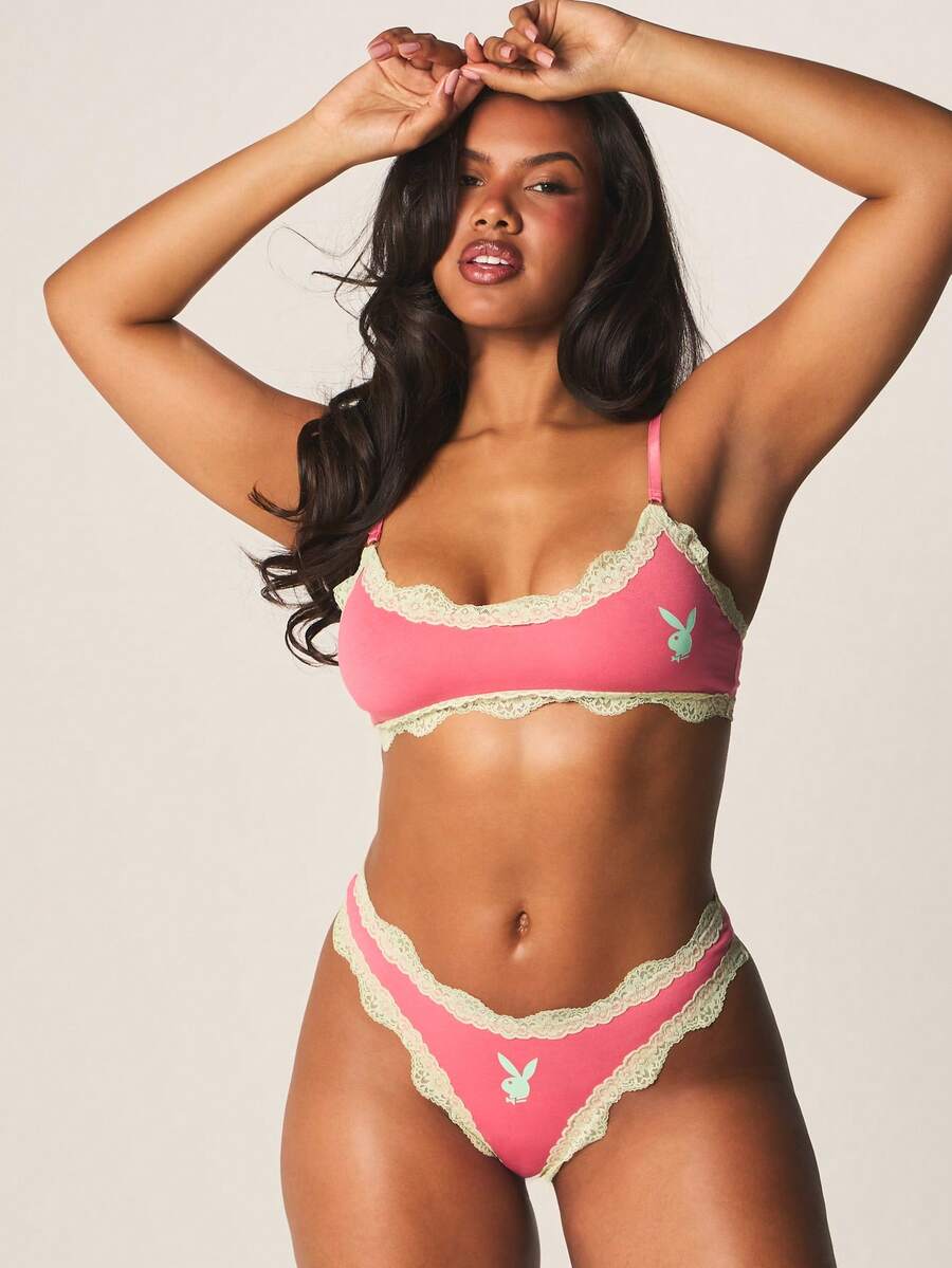 Missguided x Playboy Conjunto de sujetador y tanga con adorno de encaje y logo de conejito, colección de lencería íntima - Rosa - Ver 1