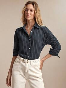 BizChic Áo sơ mi nữ dáng rộng, cổ bẻ, cài khuy trước, màu xanh hải quân, kẻ sọc, phù hợp cho nhiều dịp: Phong cách Y2K, công sở, trang trọng, thanh lịch khi đi làm, thường ngày, lãng mạn, retro thập niên 90, dự tiệc, lễ tốt nghiệp, đa năng, đơn giản, khách dự đám cưới, phù dâu, chủ nhà, đi chơi, giao lưu, hẹn hò, tiệc tùng, hòa nhạc, biểu diễn sân khấu, lễ tốt nghiệp, bữa trưa muộn, tiệc trà, sân bay. - Màu xanh hải quân - Xem 6