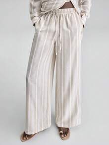 Ontre 2026春夏新款女士两件套：条纹印花长袖衬衫，侧开衩设计，搭配弹力腰直筒裤。现代优雅的婚礼宾客装扮，简约浪漫的法式奢华感，都市时尚的商务休闲办公装，低调奢华的气质，高品质的机场/邮轮旅行装，中东活动必备，四季皆宜，婚礼系列女士两件套。 - 彩色 - 查看 7