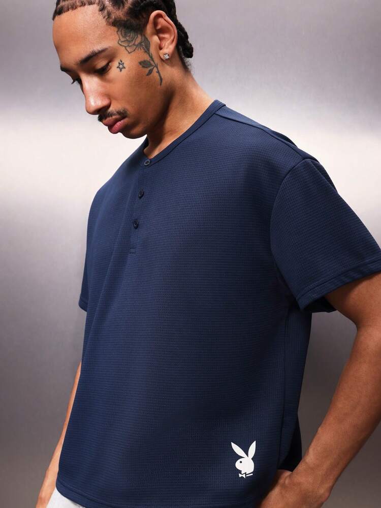 PLAYBOY X SUMWON Dopasowany krój Henley z listwą guzikową