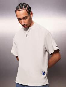 PLAYBOY X SUMWON 男士常规版型圆领短袖罗纹T恤，背面印有大号字母图案，休闲日常穿着 - 淺灰色 - 查看 4