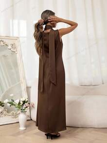 SHEIN LUNE 女士无袖吊带缎面连衣裙，适合时尚约会之夜、都市风尚、商务通勤、婚礼伴娘、闺蜜下午茶、性感度假等多种场合。 - 深棕色 - 查看 7