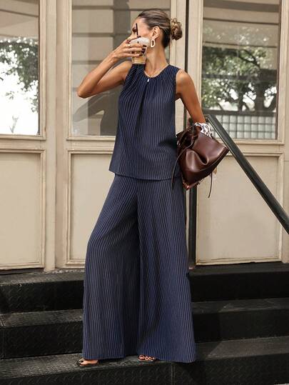 Editum Conjunto de 2 piezas de blusa holgada de cuello redondo sin mangas a rayas azul y blanco con textura plisada y pantalón de pierna ancha, elegante para uso diario, ir al trabajo, atuendo de primavera/verano para mujer. Conjunto holgado de rayas azul y blanco, blusa sin mangas, pantalón de pierna ancha y lino, traje casual, estilo para ir al trabajo.