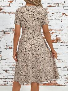 SHEIN Clasi 女士休闲度假风印花V领短袖连衣裙，纽扣前开襟连衣裙，女士碎花连衣裙，女士波西米亚风连衣裙，女士夏季休闲连衣裙，女士度假连衣裙，度假套装，女士夏季连衣裙，女士碎花连衣裙，夏季套装，女士连衣裙，女士休闲连衣裙 - 杏色 - 查看 2