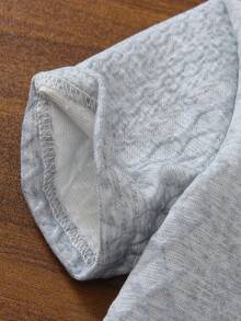 SHEIN Streecool Kids 一件男童米色 Polo 衫，领口和袖口饰有黑色滚边，增添细节感；菱形纹理图案提升质感；左胸饰有创意“皮革贴片”设计；适合商务休闲、日常通勤、半正式社交活动和学校穿着。 - 灰色 - 查看 5