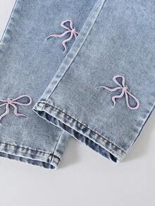 SHEIN ChillGRL بنطلون جينز قطني مريح للبنات الصغيرات، بلون أزرق فاتح مع تطريز وردي على الصدر، قصة واسعة مستقيمة الساق، مناسب للارتداء اليومي، أنيق ومتعدد الاستخدامات - أزرق فاتح - مشاهدة 6