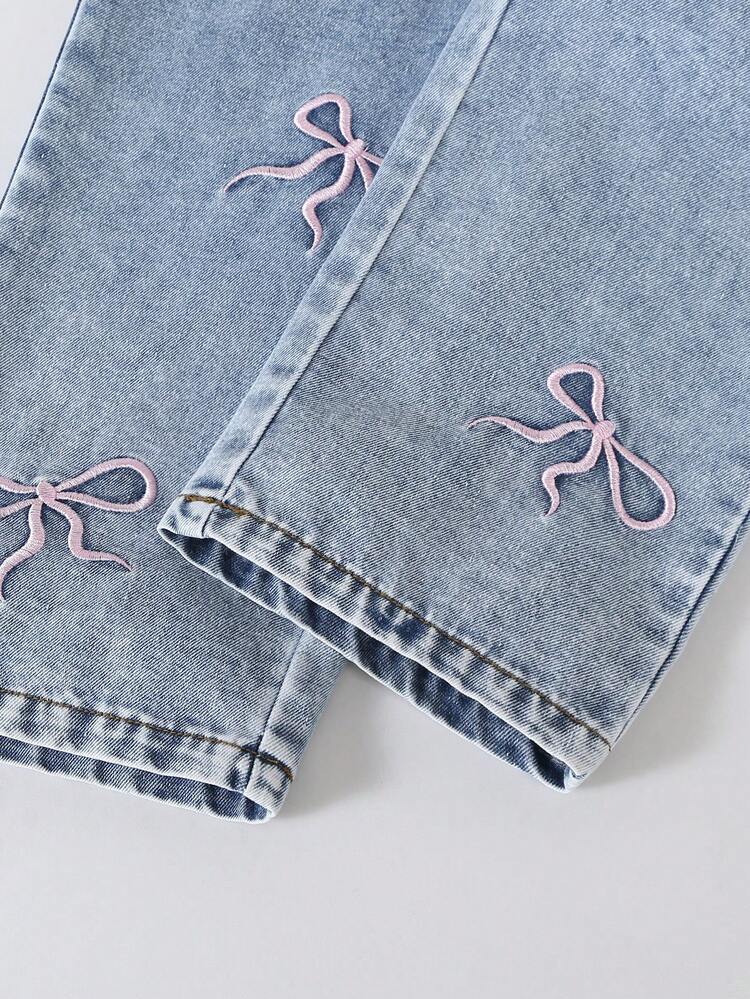 SHEIN ChillGRL بنطلون جينز قطني مريح للبنات الصغيرات، بلون أزرق فاتح مع تطريز وردي على الصدر، قصة واسعة مستقيمة الساق، مناسب للارتداء اليومي، أنيق ومتعدد الاستخدامات - أزرق فاتح - مشاهدة 6