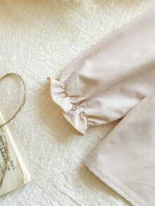 SHEIN Vintaside Kids Áo sơ mi dài tay cổ ren trắng cho bé gái, kiểu dáng thời trang đa năng với cổ tay bo chun, thoải mái và sành điệu cho mặc hàng ngày, mùa xuân/thu. - Màu be - Xem 6