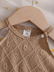 SHEIN Vintaside Kids 2件套女婴休闲日常时尚钩针纹理吊带背心和配套短裤套装，可爱度假装，适合夏季户外活动，优雅派对连衣裙，夏季套装，柔软女婴夏季套装，棕色系套装，夏季假日套装，2件套 - 卡其色 - 查看 7