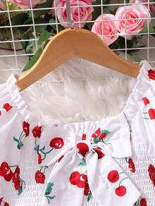 Vestido de verano de estilo campestre para actividades al aire libre, con estampado de cerezas en blanco y rojo, elegante y cómodo. Falda con volantes y lazo, manga corta con volantes, silueta evasé con recogido en la cintura - Blanco - Ver 5