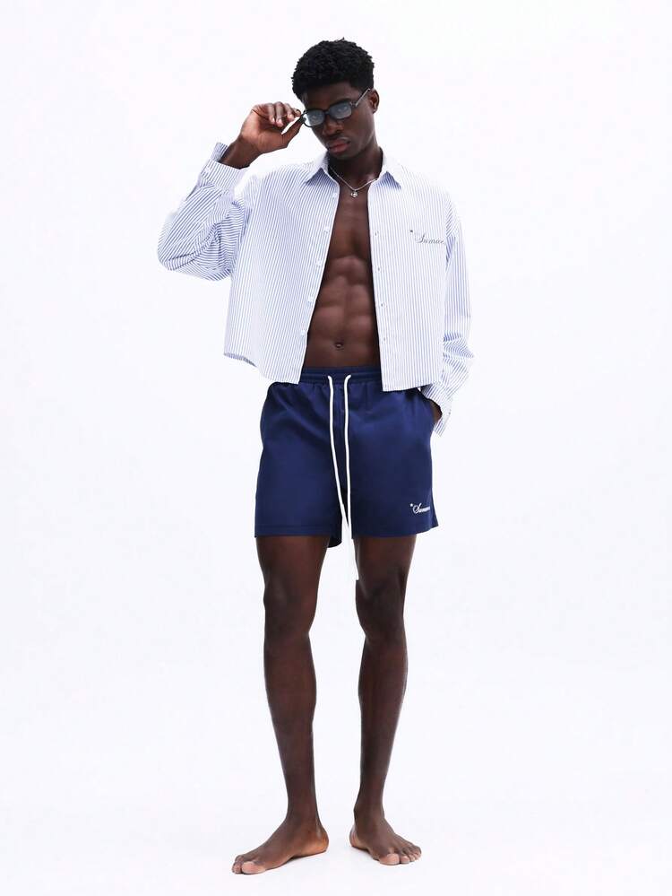 Conjunto de playa a rayas con pantalones cortos con cordón