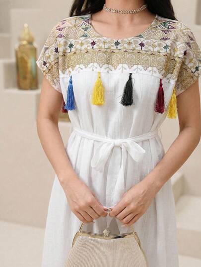 Al Najma Kvinnors rundhalsade blombroderimönster med tofsar i midjan och slipsdesign, avslappnad festklänning i arabisk stil