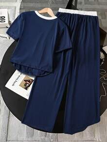 Un conjunto de verano de una pieza, manga corta, casual, con estampado descentrado, para adolescentes. Incluye pantalones rectos deportivos y casuales, y una blusa de manga corta ligera y cómoda. - azul real - Ver 2