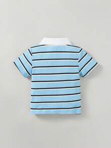 SHEIN Casuvi Kids 1件男童休闲学院风华夫格条纹针织V领Polo衫，短袖上衣，适合4-7岁男孩春夏穿着。这款阳光男童Polo衫适合户外活动和上学穿着。 - 藍白色 - 查看 3