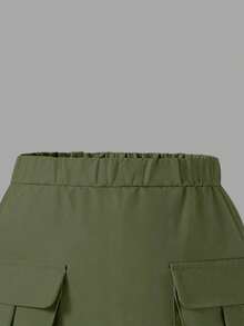 两件套女童休闲时尚春夏套装，采用时尚卡通人物设计，短袖圆领T恤搭配军绿色工装裙，舒适百搭，适合户外、休闲、街头、学校、派对等场合。 - 軍綠色 - 查看 5