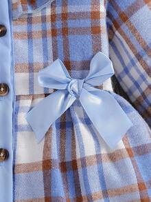 SHEIN Bộ váy và mũ màu xanh dương phối họa tiết kẻ caro, viền bèo nhún và nơ trang trí cho bé gái. - Màu xanh lam - Xem 6